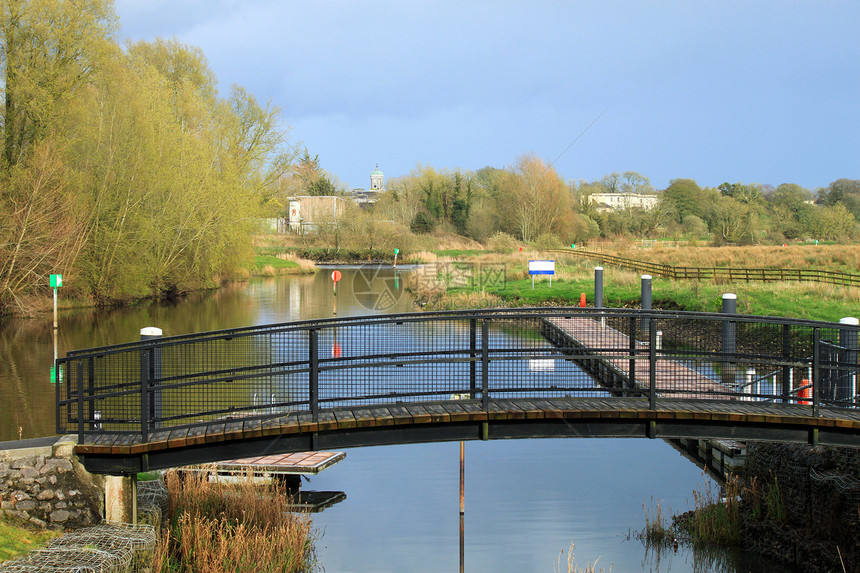 爱尔兰河反射栅栏建筑树木绿色蓝色天桥木头晴天码头图片