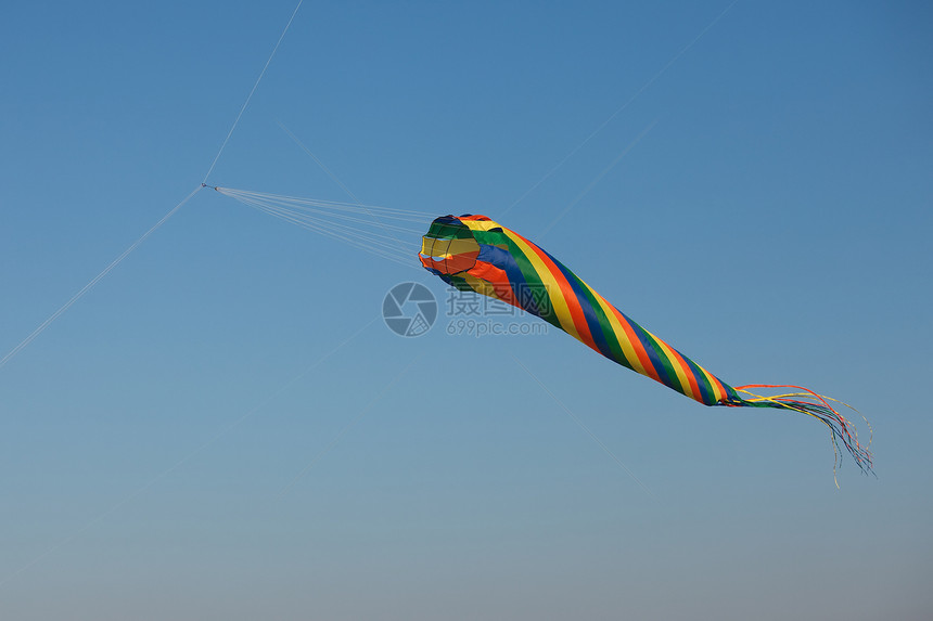 空气中的Kite彩虹天空细绳乐趣玩具蓝色爱好运动娱乐闲暇图片