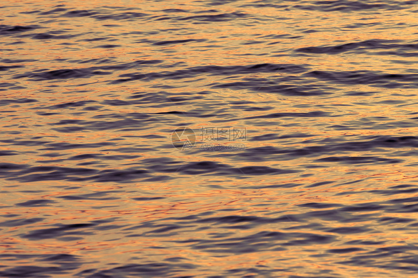 日落时地表水液体反射海水黄色天空波纹镜子水库浅滩淡水图片
