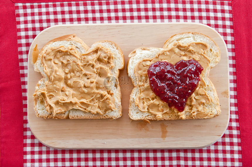 花花生酱的薄饼食物玻璃心形面包早餐传播坚果包子红色花生图片