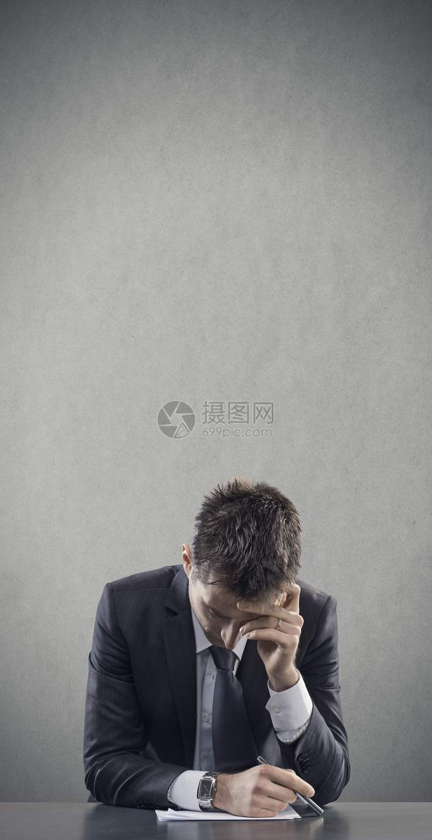 压缩工作背景灰色失败压力悲伤人士情绪男人沉思白领图片