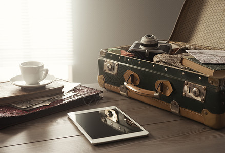 桌上的贵重旅行设备复兴桌子目的地相机数位板假期复古触摸屏怀旧行李背景图片