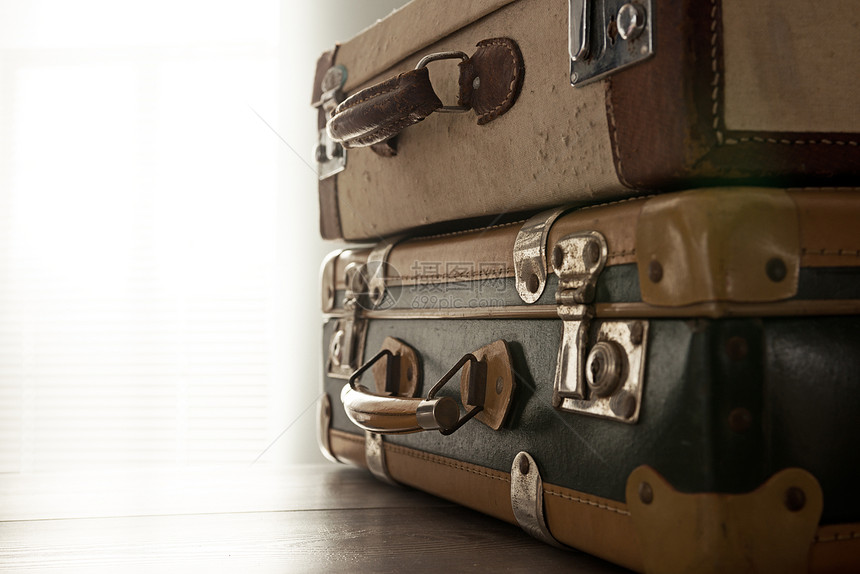 携带旧式手提箱旅行行李复兴桌子尘土目的地包装旅游假期新生活复古图片