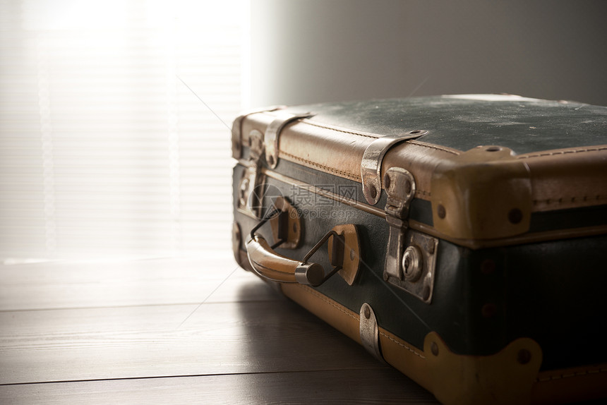 携带旧式手提箱旅行目的地旅游游客尘土行李复古假期新生活复兴桌子图片
