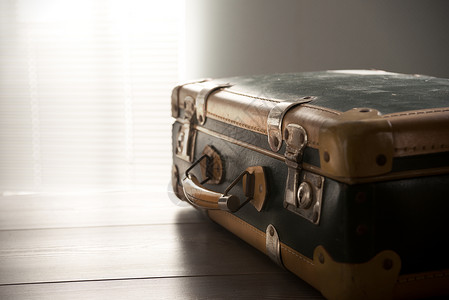 携带旧式手提箱旅行目的地旅游游客尘土行李复古假期新生活复兴桌子背景图片