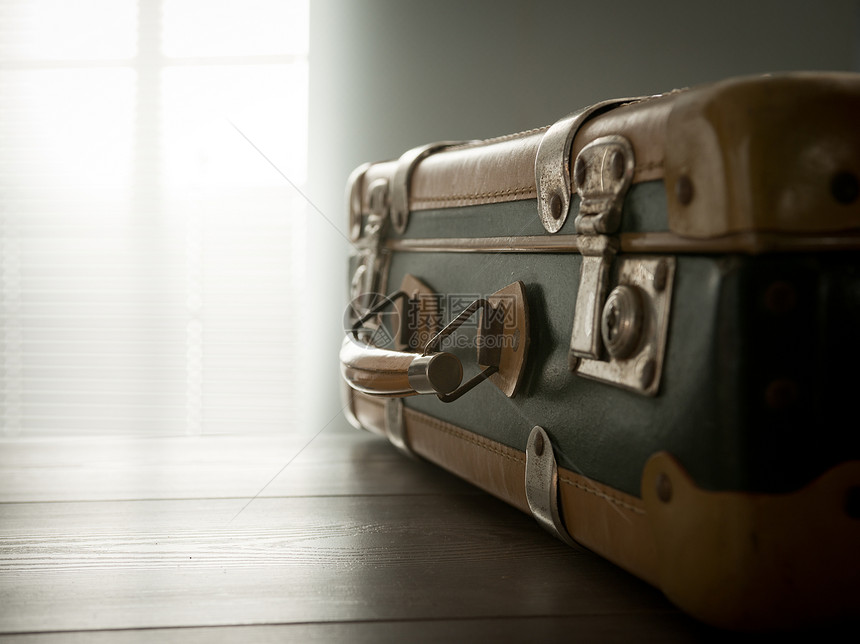 携带旧式手提箱旅行游客旅游复兴新生活目的地桌子尘土包装复古假期图片