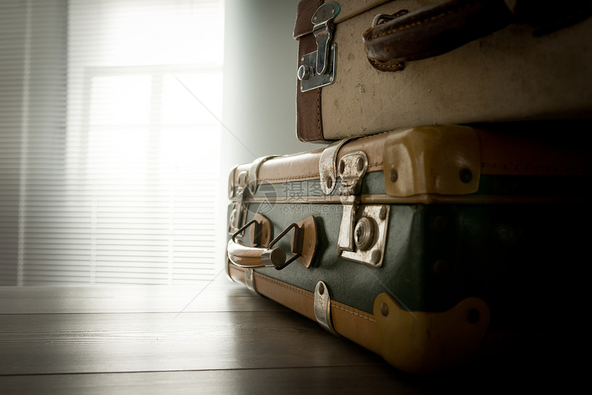 携带旧式手提箱旅行包装行李尘土旅游目的地假期游客复兴新生活桌子图片
