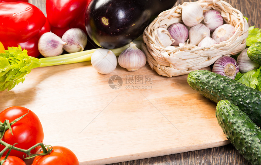 厨房餐桌上的蔬菜桌子中心木头橙子食物烹饪茄子草本植物香料边界图片