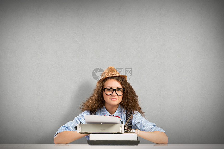 女作家挑战智力头脑女性帽子文学创造力打字机思考商业图片
