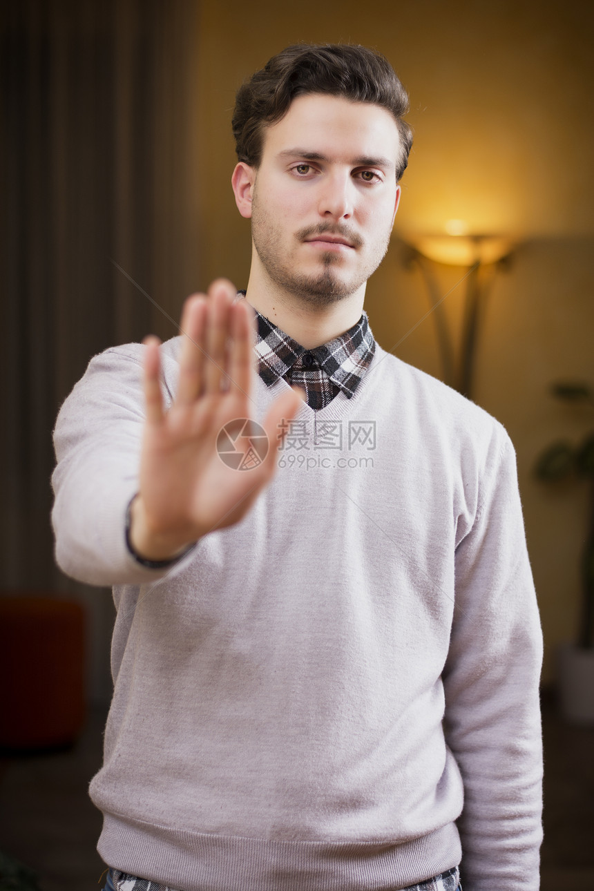 英俊 有才华的年轻男子 用手做停止标志白色棕榈手势船尾警告房子成人青年控制手臂图片