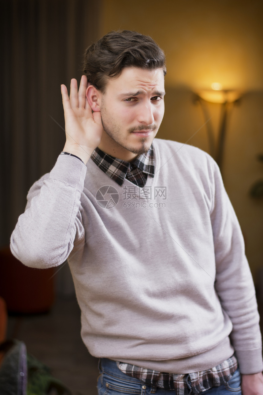 英俊的年轻人听不见 把手放在耳朵上成人白色男人男性图片