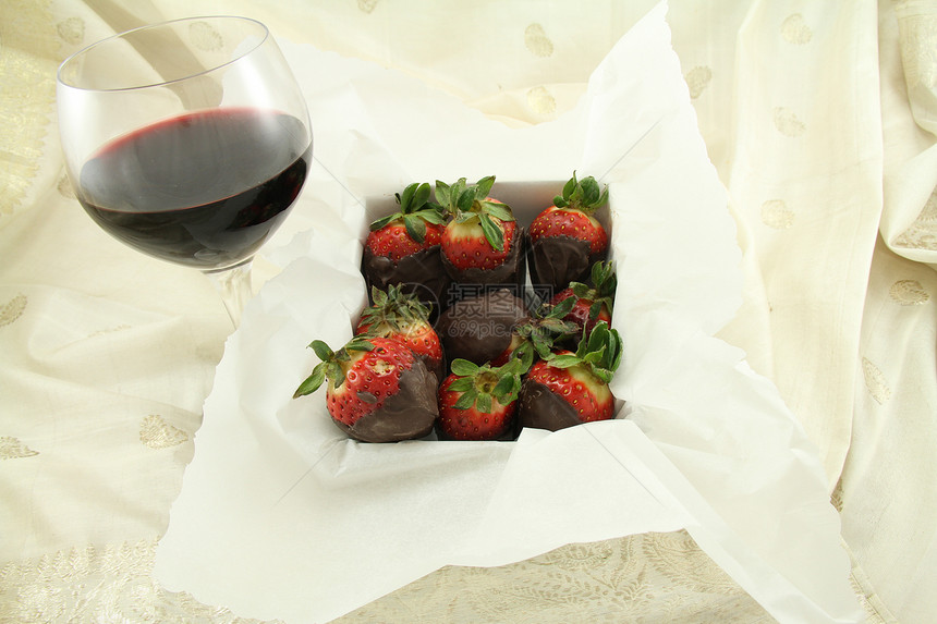 红酒和巧克力草莓盒子围巾酒精饮料金子玻璃红色食物水果白色图片