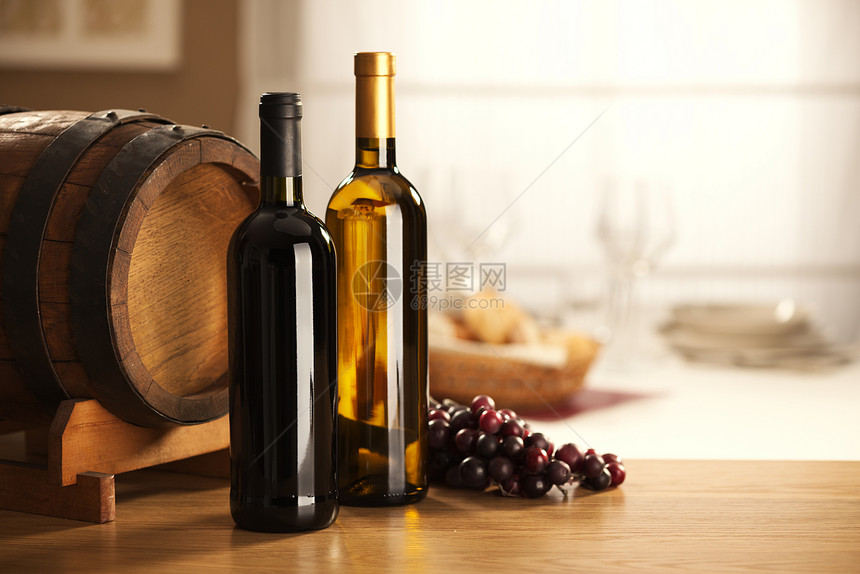 以桶和葡萄挑选葡萄健康饮食酒杯奢华饮食文化白酒瓶子餐具玻璃餐厅图片