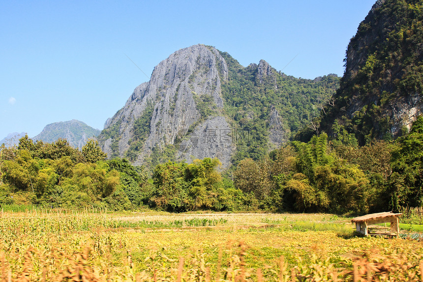 老挝Vang Vieng山景旅行山脉场地风景假期绿色天空植物乡村旅游图片