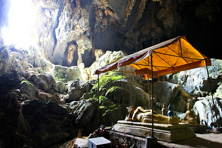 范维昂附近的普卡姆佛教徒洞穴 劳斯游客宗教石头佛教徒旅行旅游岩石背景图片