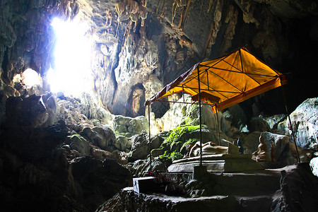 范维昂附近的普卡姆佛教徒洞穴 劳斯石头岩石宗教佛教徒旅游旅行游客背景图片