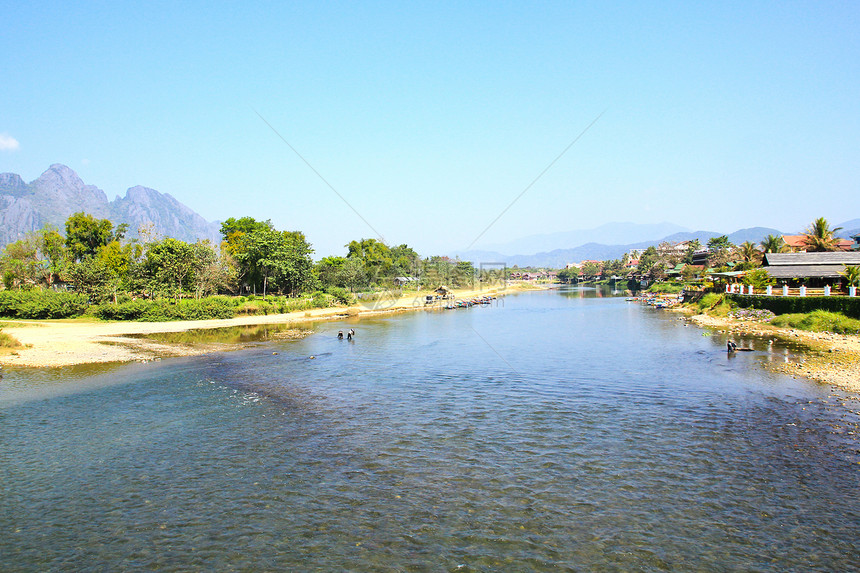 由老挝范维昂的宋河环绕森林热带旅行村庄乡村绿色旅游文化假期场景图片