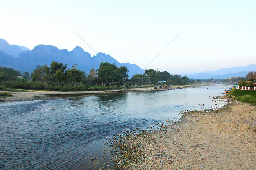 由老挝范维昂的宋河环绕旅行绿色旅游文化村庄热带场景森林乡村假期图片