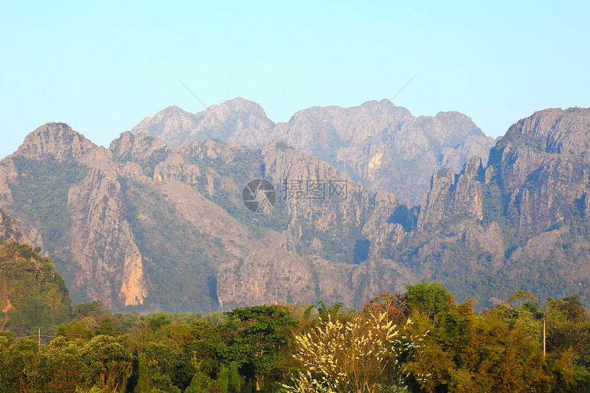 老挝Vang Vieng山景植物热带绿色场景乡村假期风景场地旅行天空图片