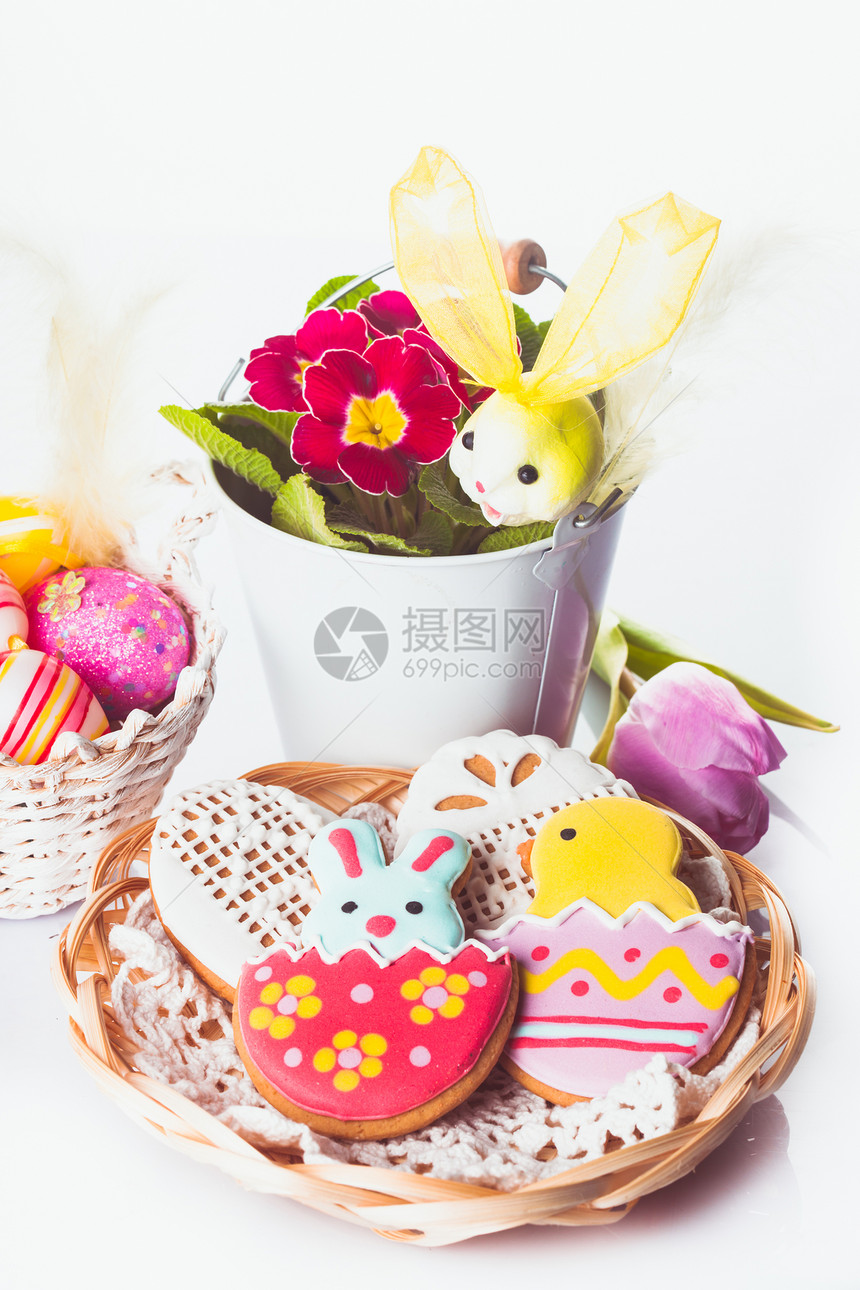 复活节饼干和装饰鸡蛋郁金香兔子风格木头蛋糕蕾丝庆典季节美食手工图片