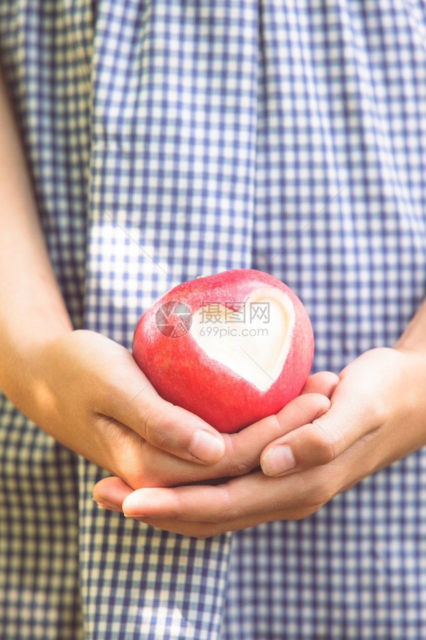 红苹果 心脏形状礼物生活女性女士皮肤饮食展示食物水果青少年图片