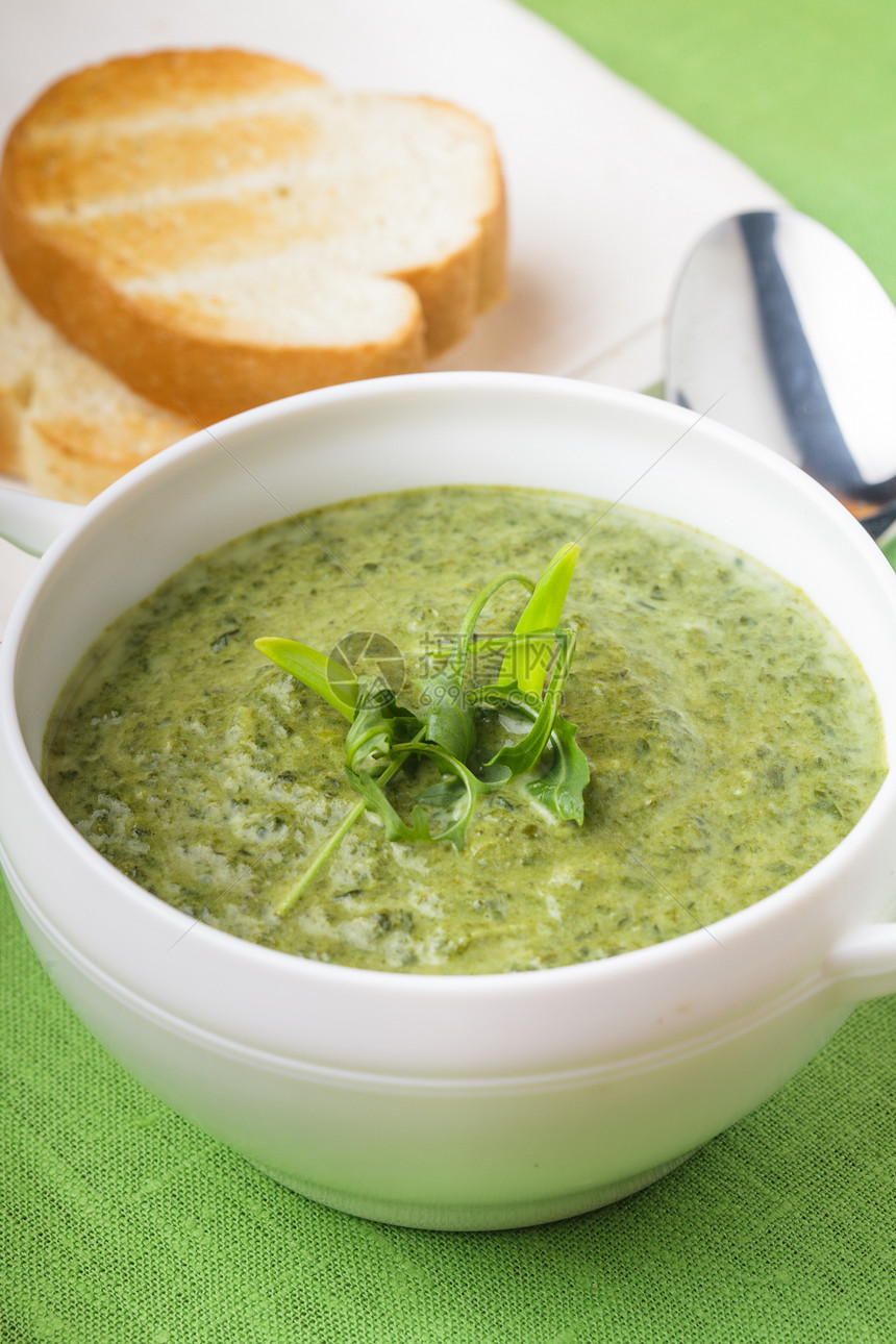 绿奶油汤草本植物勺子液体桌子餐厅叶子食物小吃芹菜饮食图片
