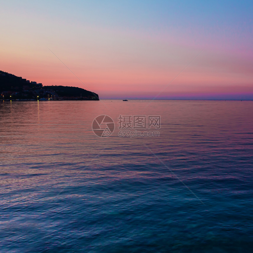 海上日落旅行海洋岩石阳光蓝色爬坡紫色山脉天空季节图片