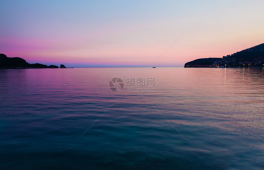 海上日落海岸山脉岩石海景紫色蓝色爬坡天空旅行季节图片