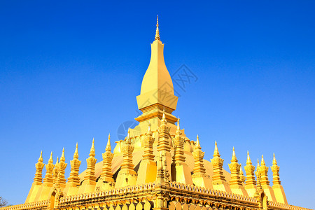 在老挝万象的瓦特帕那鲁昂 万象纪念碑天空遗产历史蓝色宗教宝塔文化黄色佛塔背景