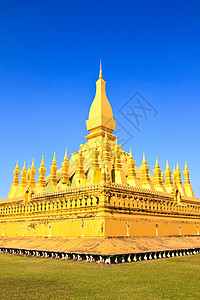 在老挝万象的瓦特帕那鲁昂 万象旅游建筑国家宝塔天空佛塔金子旅行黄色蓝色背景