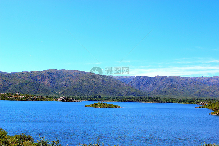 湖泊和山山太阳丘陵树木旅行天空绿色蓝色山脉反射储备图片