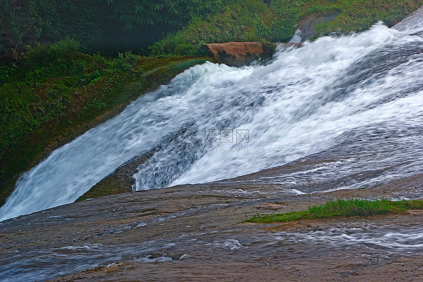 溪流  一个小瀑布环境苔藓白色岩石绿色山脉图片