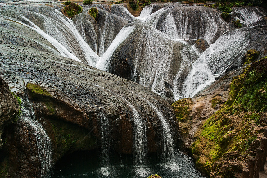 瀑布的形状就像珍珠一样 掉进坑里河流旅游景点图片
