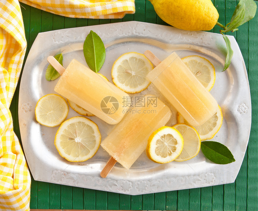 新鲜柠檬冰棒果味绿色托盘茶巾冰柜冰淇淋水果棒冰树叶盘子图片
