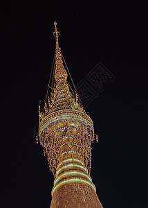 缅甸仰光Shwedagon塔上方的钻石背景图片