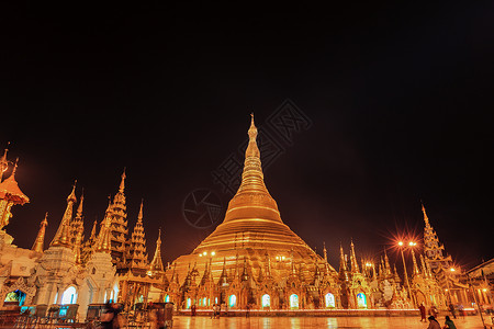 缅甸仰光的Shwedagon塔佛塔游客地标宝塔精神宗教金子天空寺庙背景图片