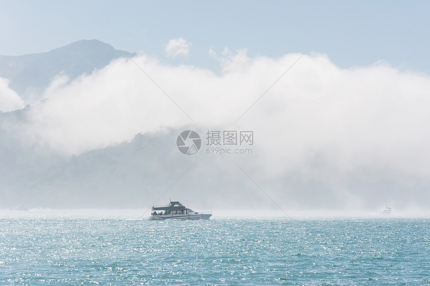 水上船只天空旅游旅行太阳爬坡晴天月亮场景风景薄雾图片