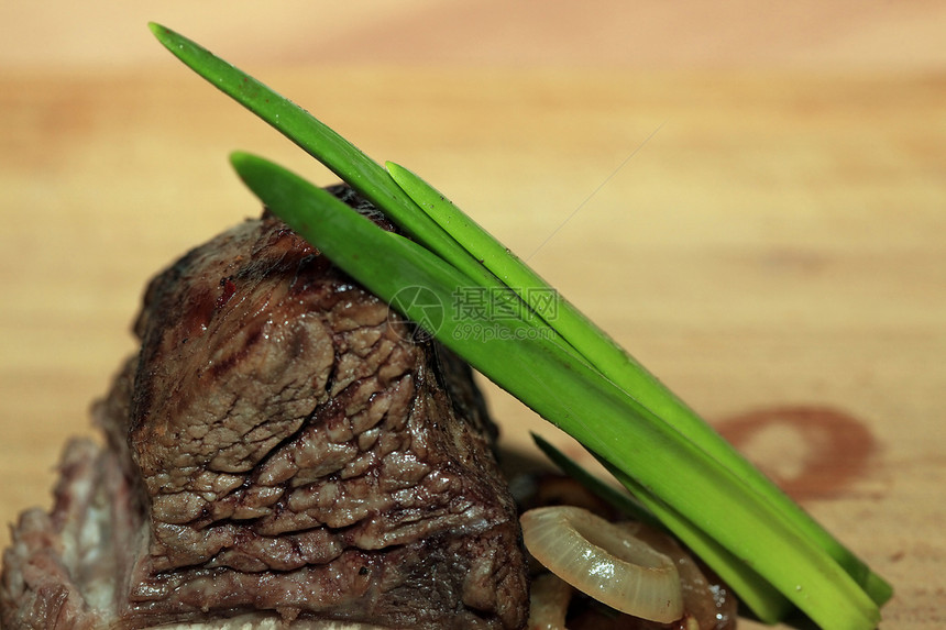 烤红牛肉肉红色厨房厨师绿色鱼片饮食午餐绿色植物烹饪牛肉图片