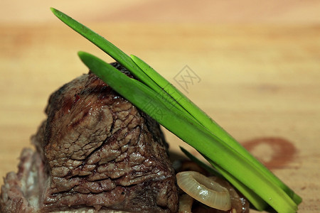 烤红牛肉肉红色厨房厨师绿色鱼片饮食午餐绿色植物烹饪牛肉背景图片