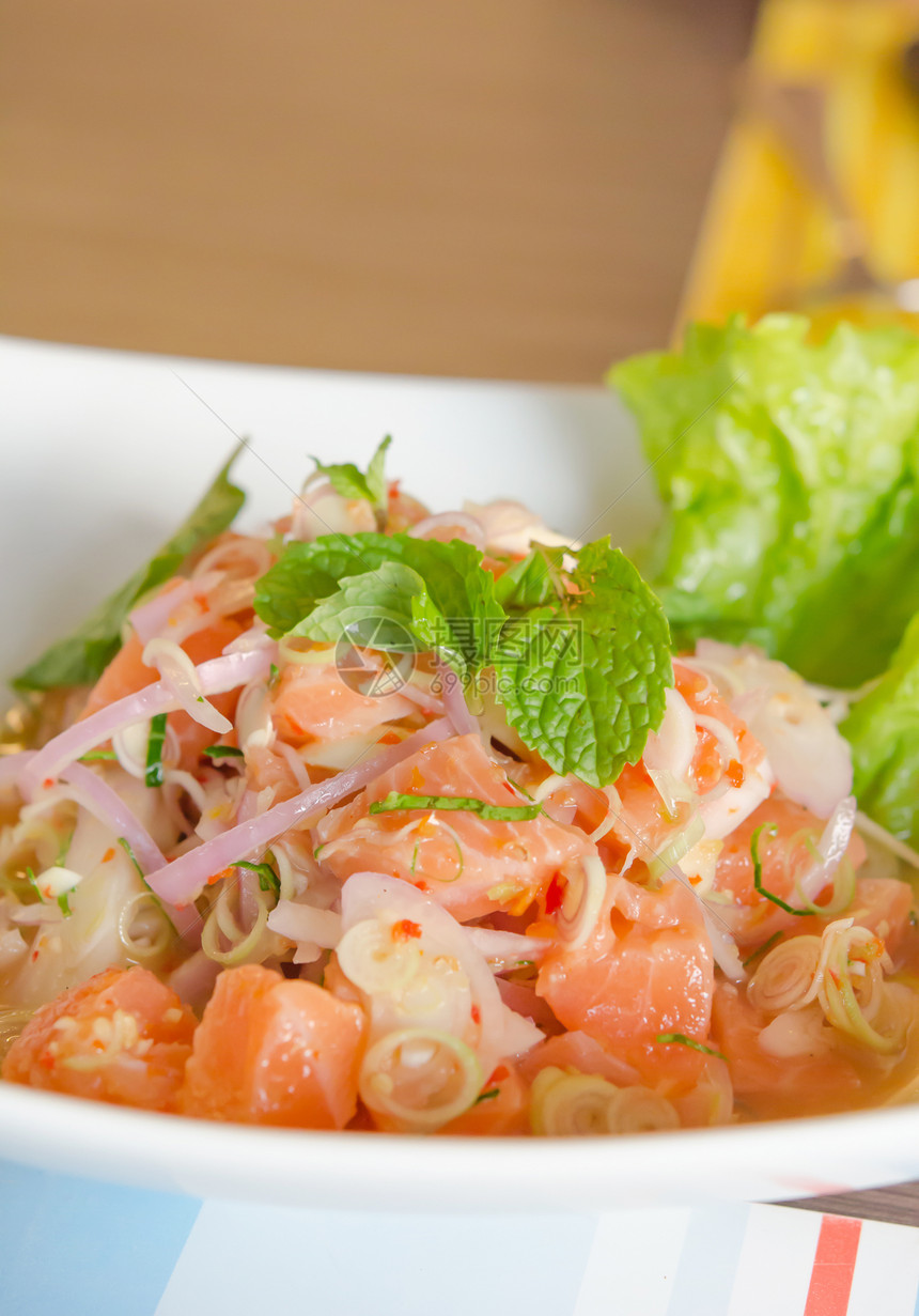 辣鲑鱼沙拉蔬菜海鲜辣椒盘子绿色食物洋葱美食营养图片