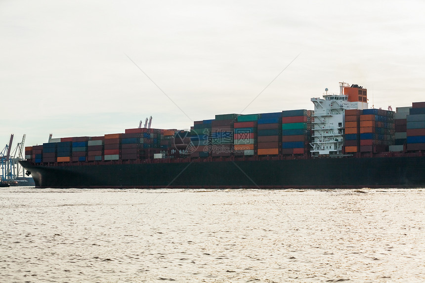 完全装满集装箱的港口集装箱船舶甲板贮存海港输送贸易拖运出口驳船进口金属图片