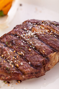 牛肉牛排加调料红肉美食烹饪投标餐饮菜单倾斜牛扒食谱调味品背景图片