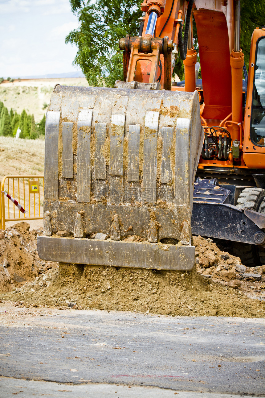 工作平台上的橙色挖土机建造建筑拖拉机活动装载机机械沙坑挖掘搬运工反铲图片