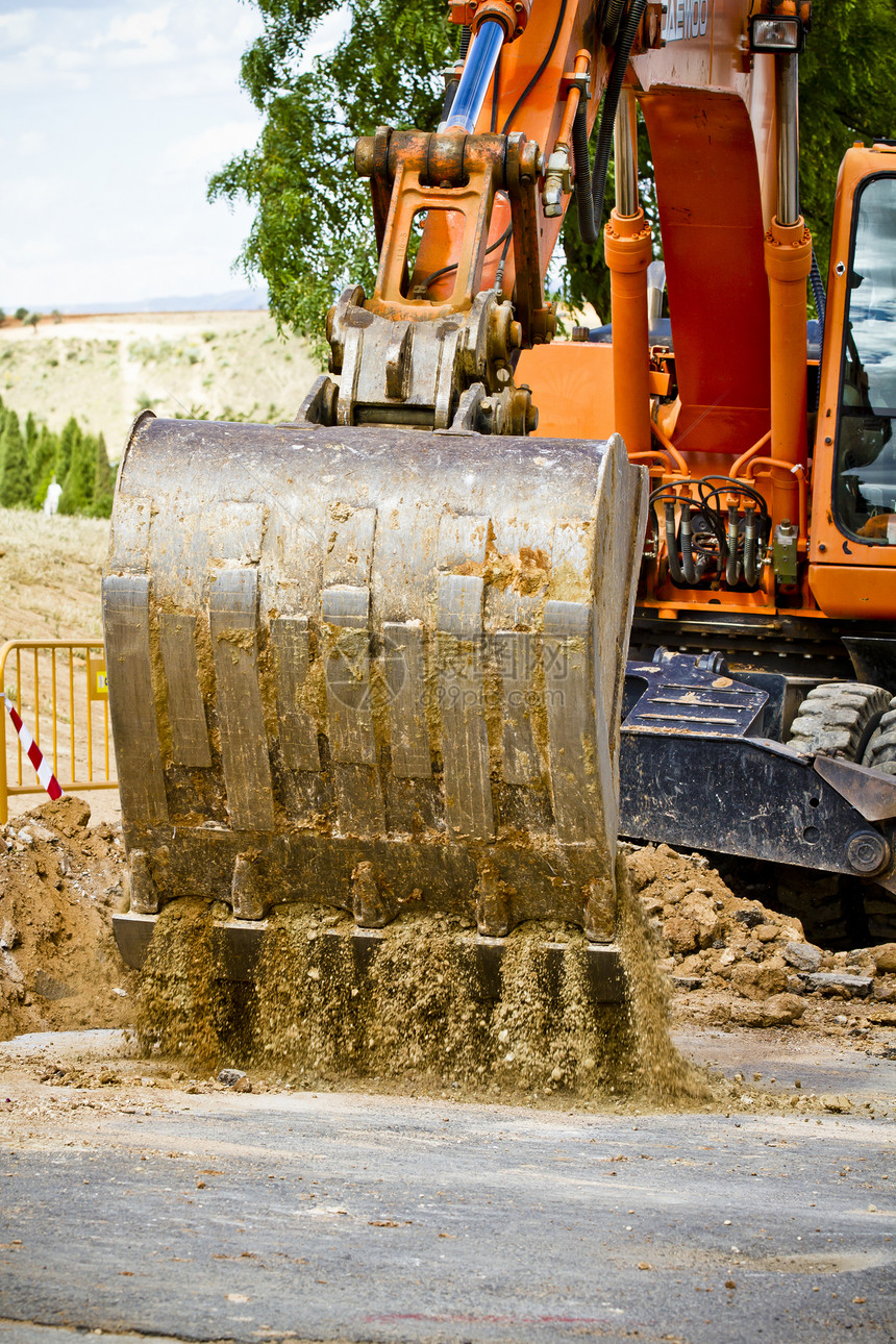CO2在室外工作时进行挖土作业的挖掘机装载机运动反铲沙坑挖掘土壤天空机械刀刃车辆建造图片