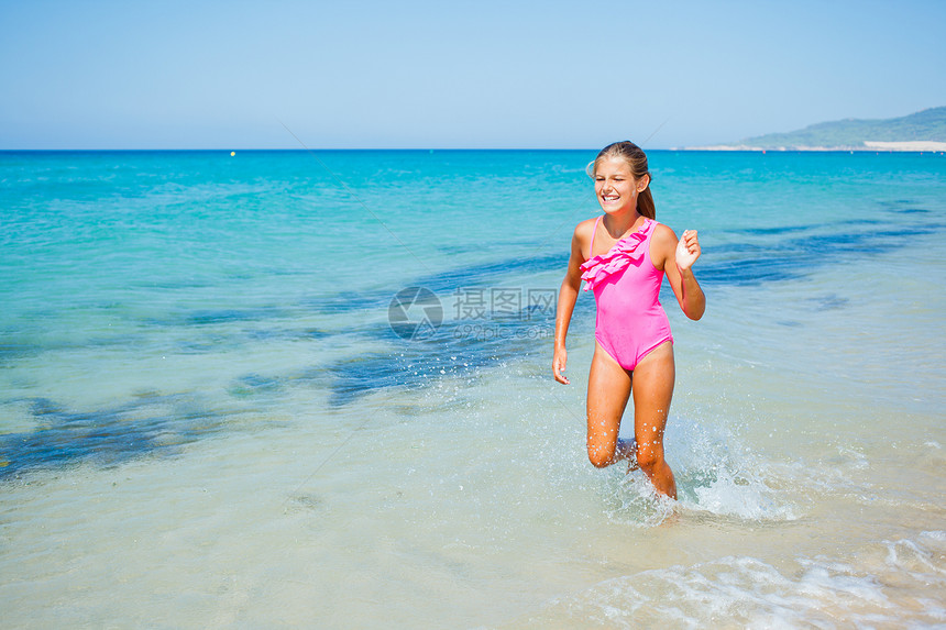 海滩上可爱的女孩幸福微笑海洋海景海岸假期情调海岸线地平线跑步图片