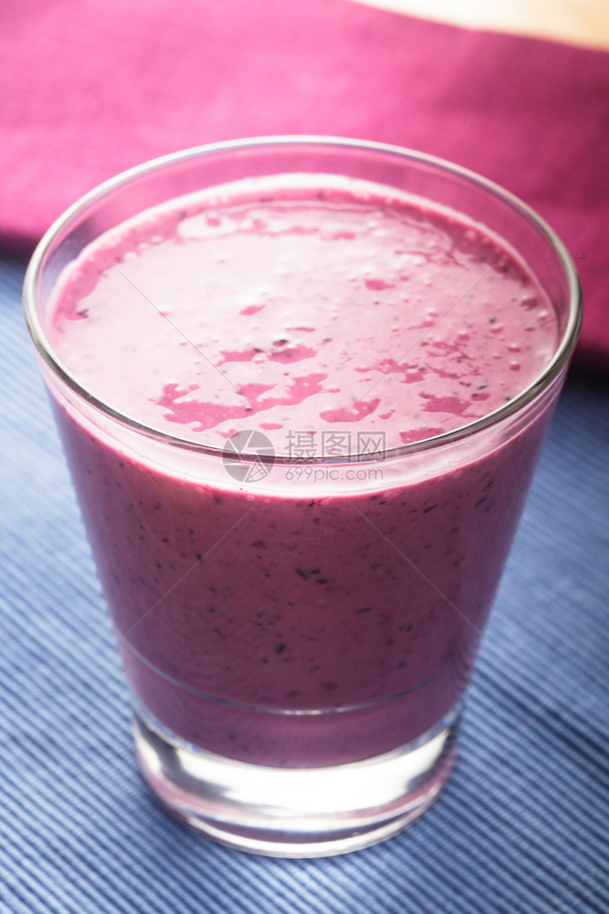蓝莓冰雪甜点紫色早餐牛奶水果饮料果汁玻璃茶点酸奶图片