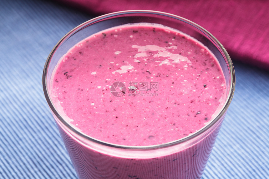 蓝莓冰雪紫色玻璃茶点牛奶覆盆子水果粉色饮料奶油酸奶图片