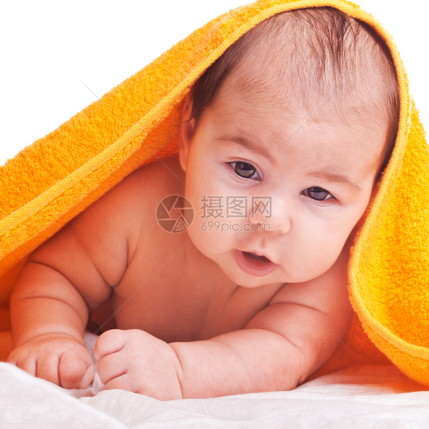 毛巾下面的婴儿身体男生几个月好奇心男性洗澡童年微笑新生女孩图片