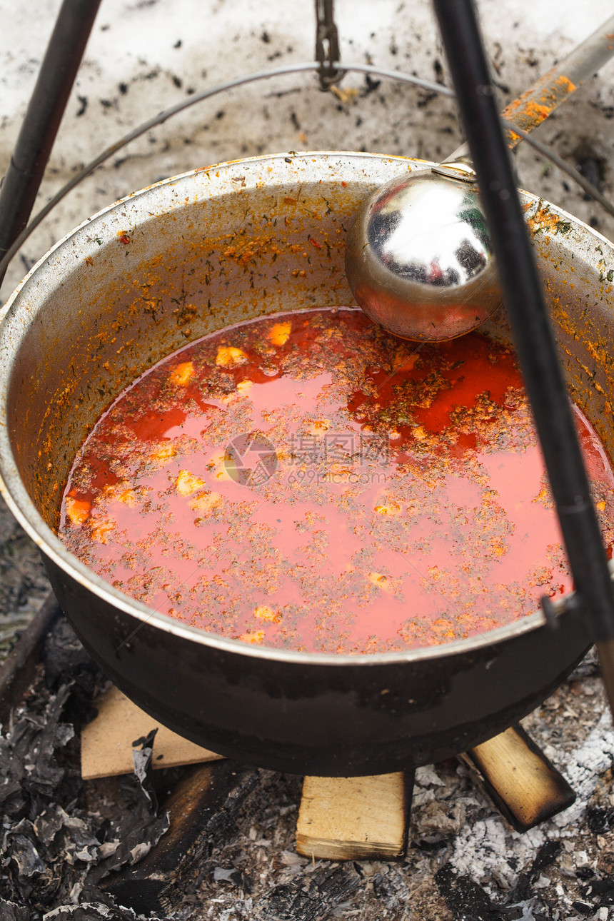 古拉什在锅炉中壁炉烹饪土豆食物盘子猪肉活动辣椒胡椒香料图片