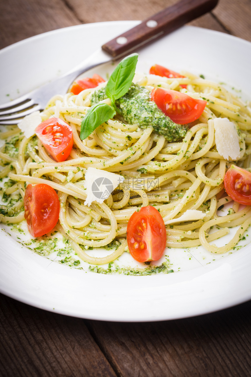 带绿色害虫的意大利面条蔬菜香蒜烹饪盘子午餐食谱营养松树餐厅美食图片